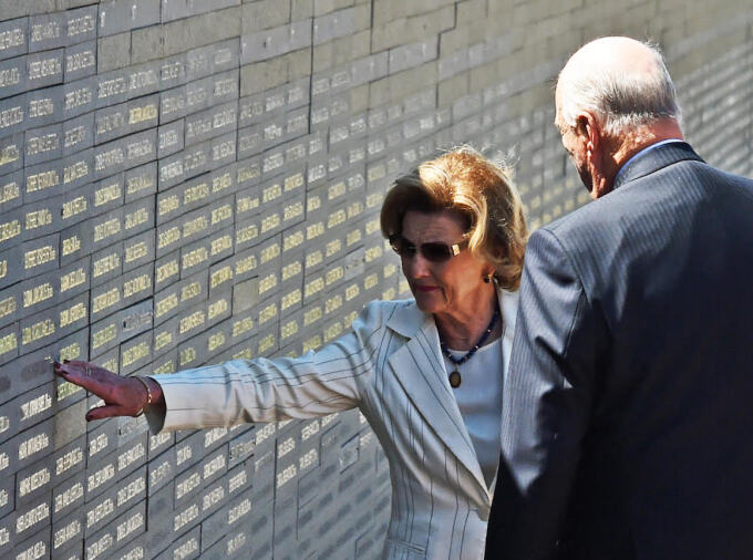 Queen Sonja reads the names of some of the 9 000 victims of Argentina's 1976-1983 military regime listed on the wall in the Parque de la Memoria. Photo: Sven Gj. Gjeruldsen, The Royal Court